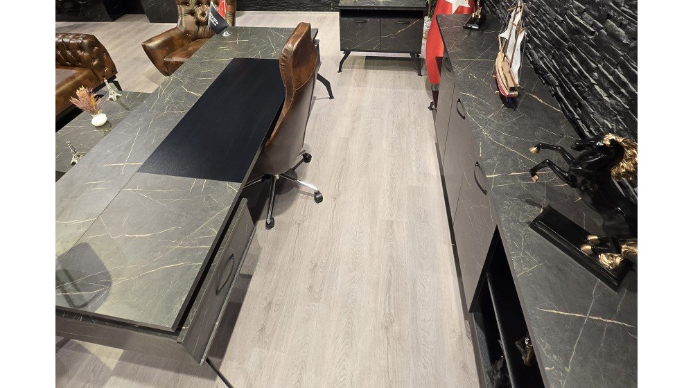 Kapi Chester yönetici masa takımı, kapitoneli ön paneli, mermer desenli tablası ve metal ayakları ile modern ofis ortamında Tilia dönerli Chester bekleme grubu ile sergileniyor.